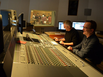 Soundtechniker Roland Häring mit Matthias Lange im Streetlife Studio