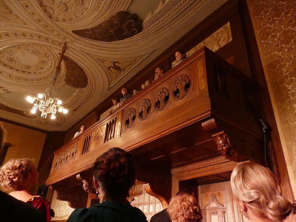 OttilieCast_Gäste im Ballsaal